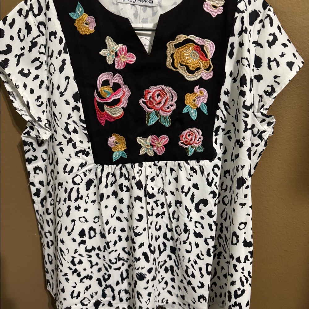 Wild Feathers Black and White Print With Floral Embroidered Blouse Size XL